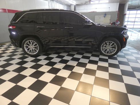 Used 2024 Jeep Grand Cherokee Summit w/ Luxury Tech Group V image 4