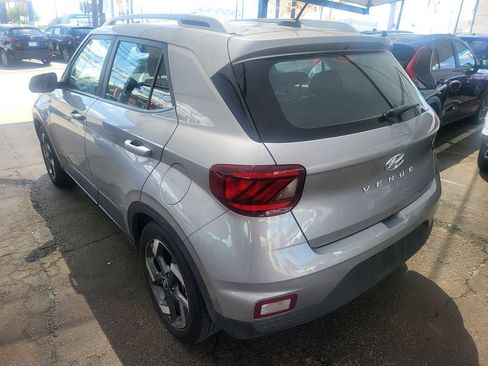 Used 2025 Hyundai Venue SEL FWD image 9