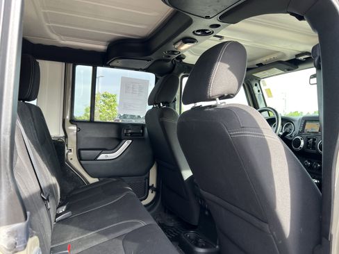 Used 2017 Jeep Wrangler Unlimited Rubicon w/ Connectivity Group AWD/4WD image 18