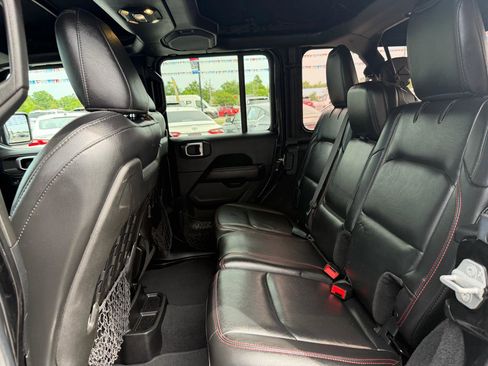 Used 2019 Jeep Wrangler Unlimited Rubicon w/ Dual Top Group AWD/4WD image 17