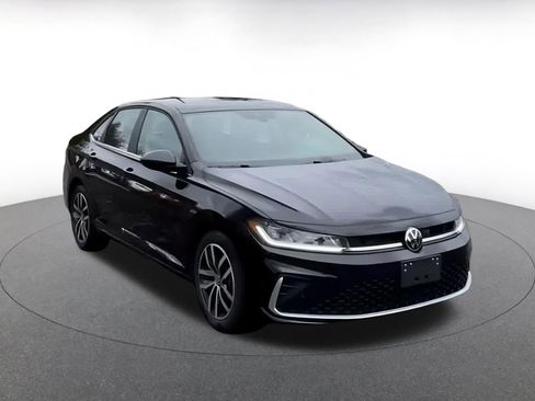 Used 2025 Volkswagen Jetta SE image 3