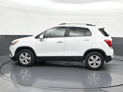 Used 2020 Chevrolet Trax LT w/ LT Convenience Package FWD image 2