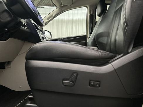 Used 2014 Chrysler Town & Country Touring FWD image 17
