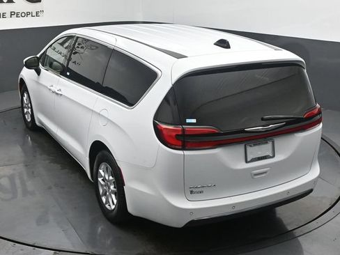 Used 2023 Chrysler Pacifica Touring-L FWD image 40
