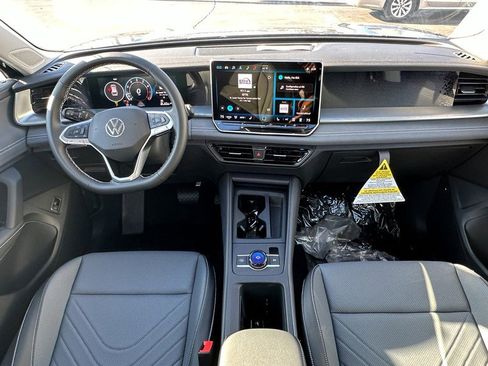 New 2025 Volkswagen Tiguan SE image 10