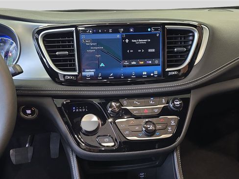 Used 2026 Chrysler Pacifica Limited FWD image 18