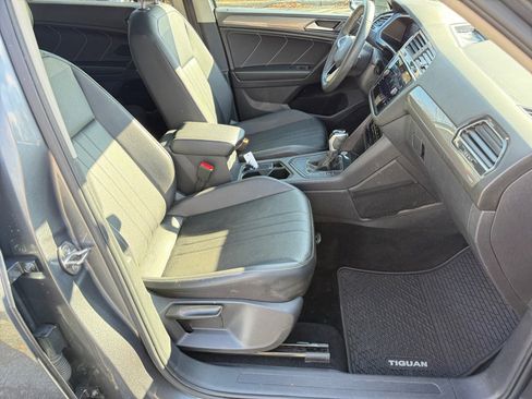 Used 2022 Volkswagen Tiguan SE w/ Panoramic Sunroof Package image 32