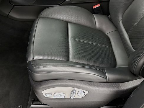 Used 2025 Porsche Macan image 13