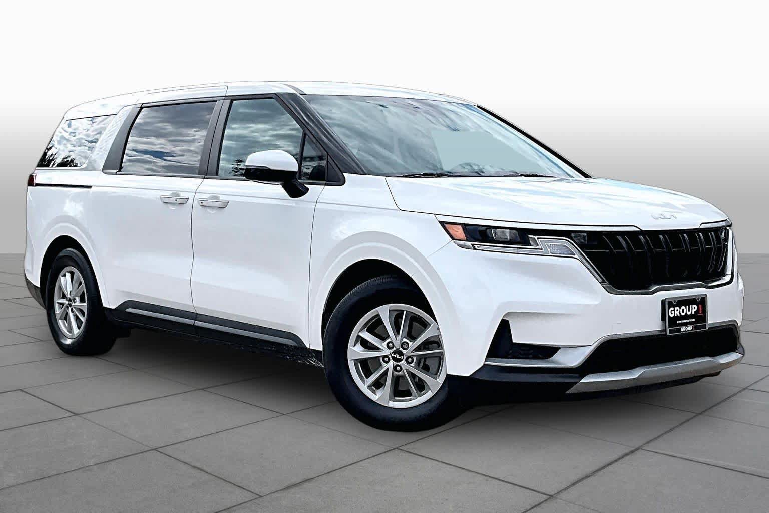 Used 2024 Kia Carnival LX FWD image 3