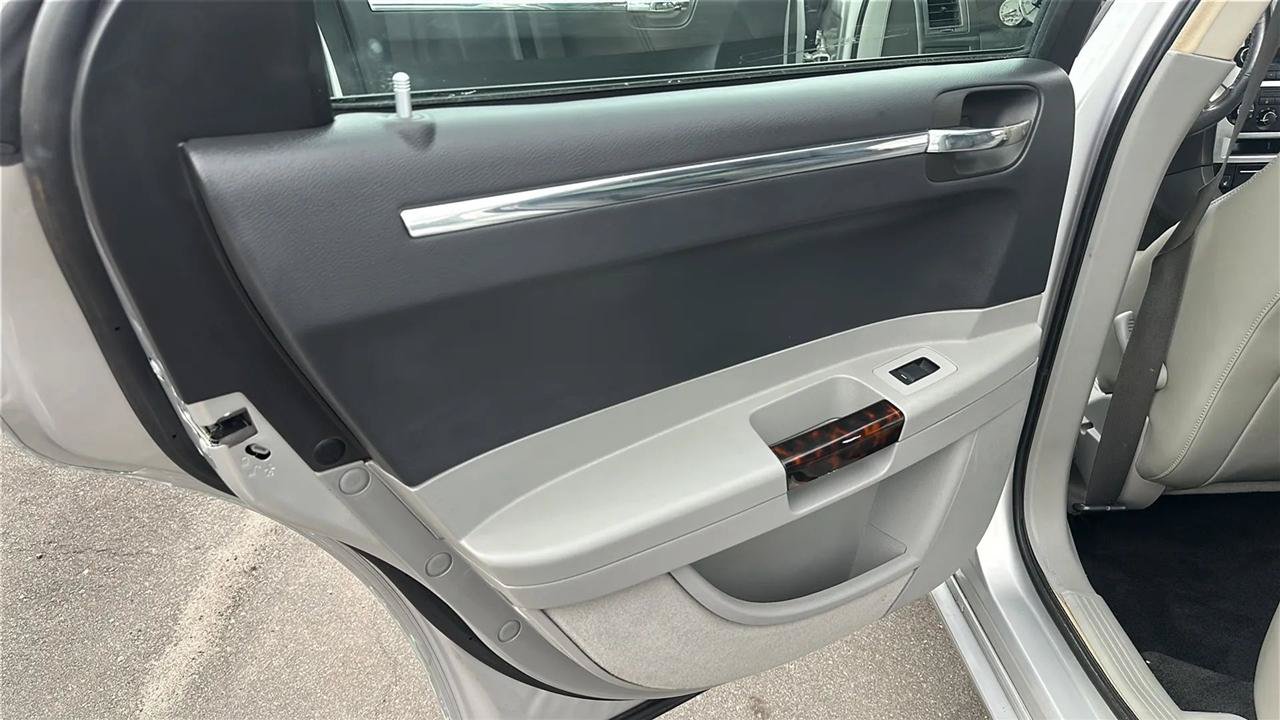 Used 2007 Chrysler 300 C RWD image 22