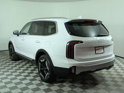 Used 2024 Kia Telluride EX w/ EX Captain's Chair Package FWD image 5