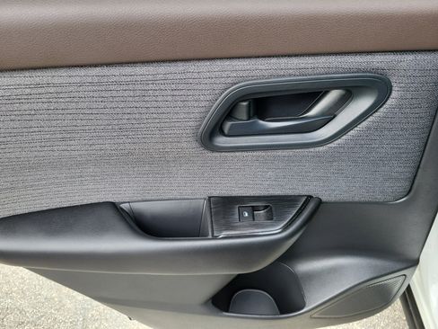 Used 2023 Nissan Rogue S image 13