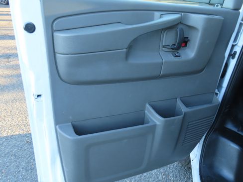 Used 2015 Chevrolet Express 2500 image 9