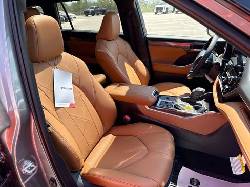 Certified 2026 Toyota Highlander Platinum image 26