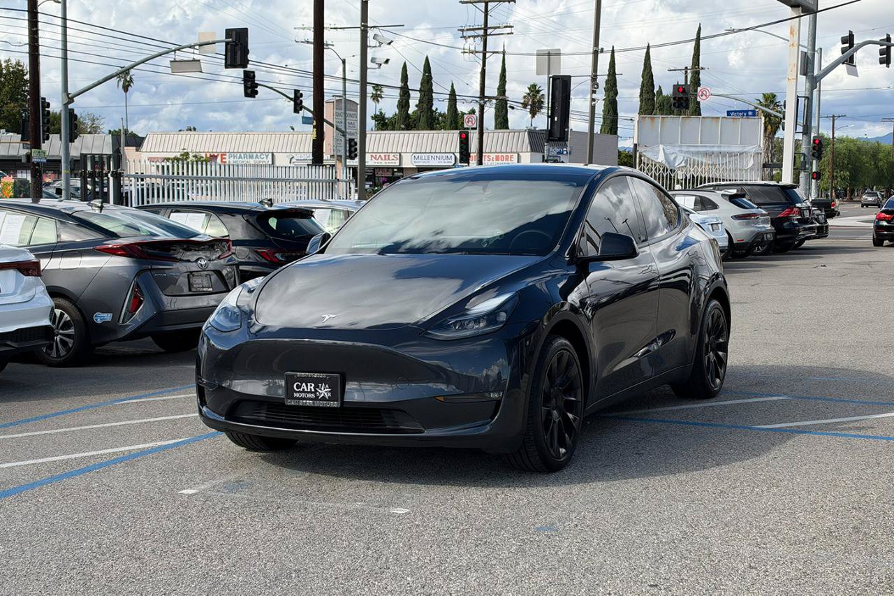Used 2024 Tesla Model Y Long Range AWD/4WD image 2