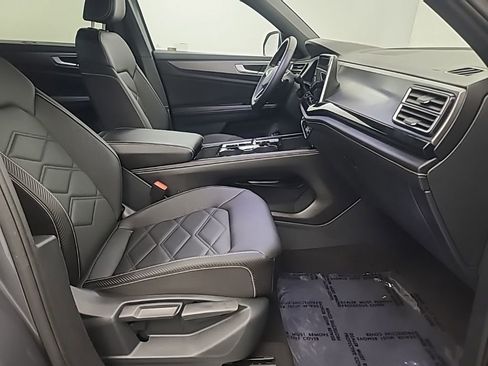 Used 2025 Volkswagen Atlas Cross Sport SE image 14