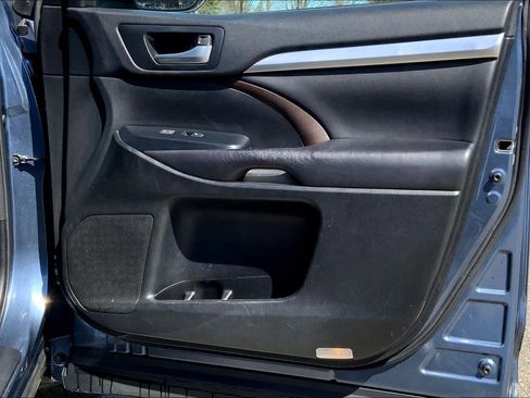 Used 2017 Toyota Highlander XLE image 23