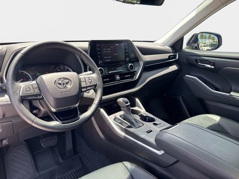 Used 2021 Toyota Highlander XLE FWD image 15