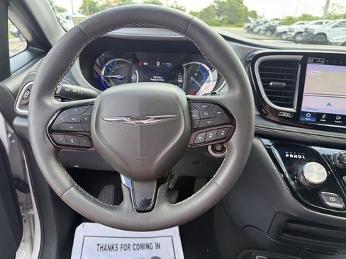 Used 2024 Chrysler Pacifica Limited FWD image 15