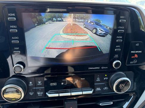 Used 2020 Toyota Highlander LE image 30