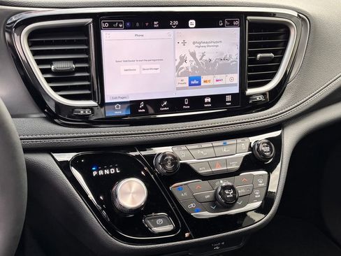New 2026 Chrysler Pacifica Select w/ S Appearance Package FWD image 13