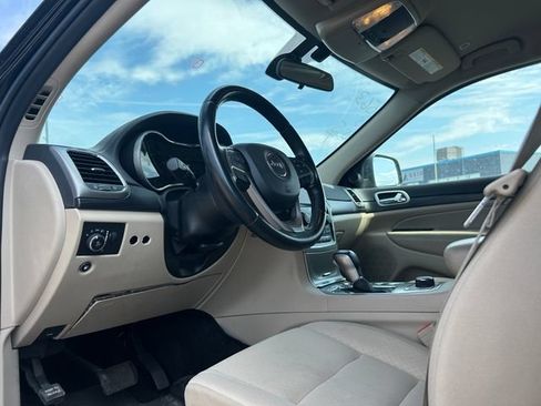Used 2021 Jeep Grand Cherokee Laredo AWD/4WD image 25