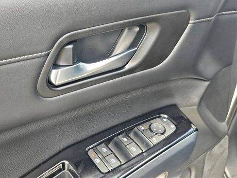 Used 2022 Nissan Pathfinder SL FWD image 12