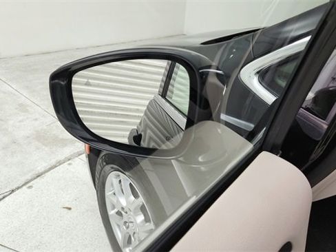 Used 2022 Chrysler Pacifica Touring-L image 10