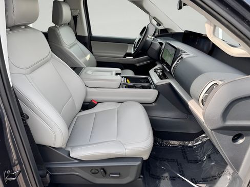 Used 2025 Ford Expedition Active AWD/4WD image 36