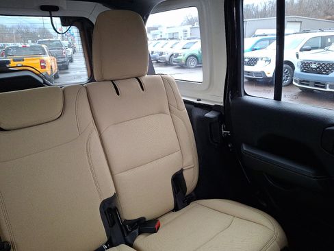 Used 2021 Jeep Wrangler Unlimited Sahara image 20