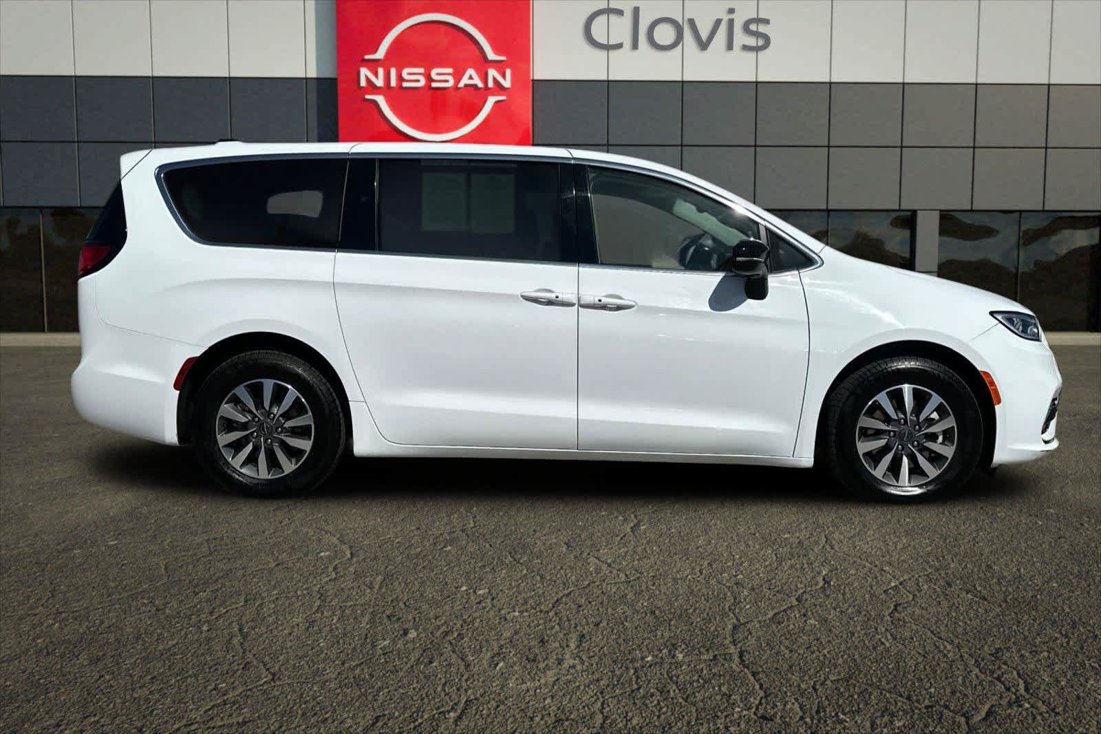 Used 2024 Chrysler Pacifica Limited FWD image 11