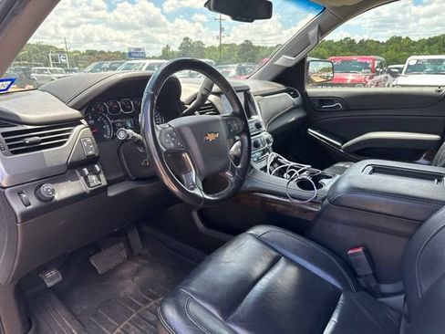 Used 2019 Chevrolet Suburban LT w/ LT Signature Package RWD image 8