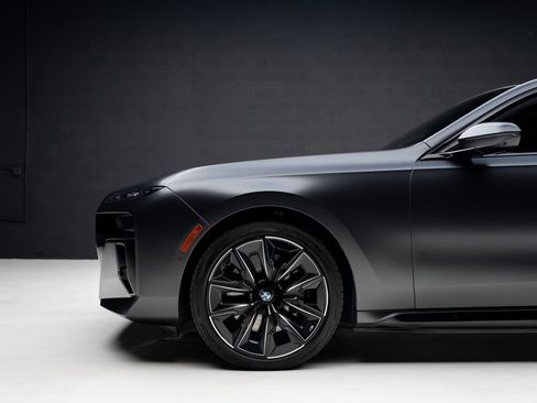 Used 2023 BMW i7 xDrive60 image 17