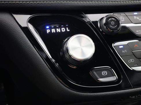 Used 2025 Chrysler Pacifica Select FWD image 6
