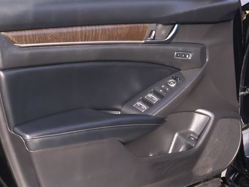 Used 2018 Honda Accord Touring image 14