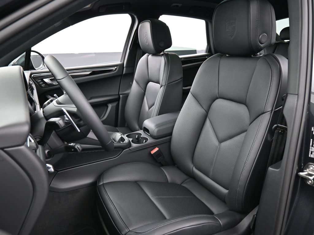 Certified 2026 Porsche Macan AWD/4WD image 5