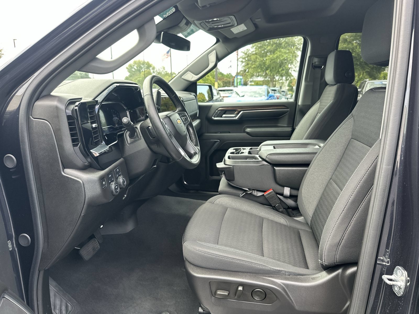 Used 2024 Chevrolet Silverado 1500 LT AWD/4WD image 16