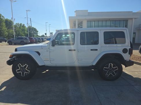 Used 2024 Jeep Wrangler Unlimited Sahara w/ Technology Group AWD/4WD image 2