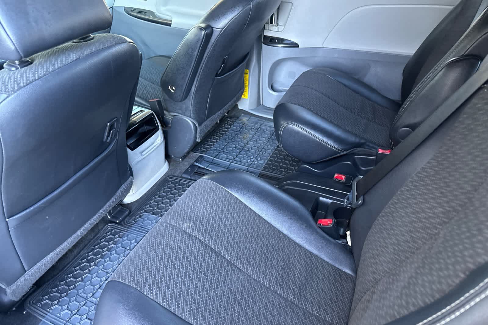 Used 2012 Toyota Sienna SE FWD image 4