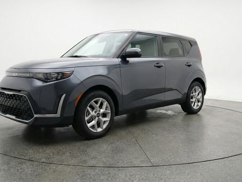 Used 2025 Kia Soul LX w/ LX Technology Package FWD image 3
