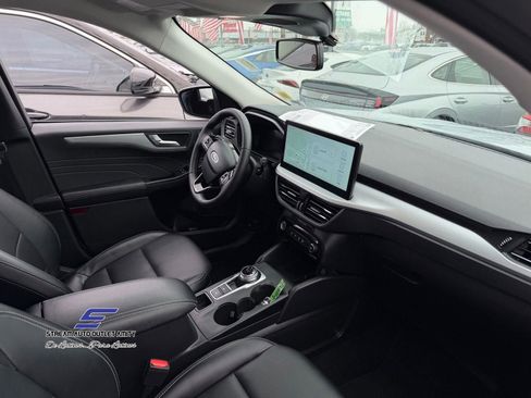 Used 2025 Ford Escape Platinum image 9