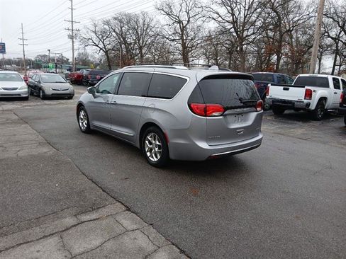 Used 2018 Chrysler Pacifica Limited image 4