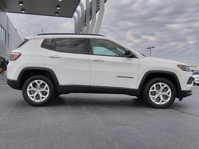 Used 2024 Jeep Compass Latitude AWD/4WD image 2