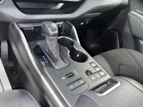 Used 2024 Toyota Highlander LE image 27