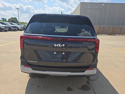 Used 2025 Kia Carnival FWD image 6