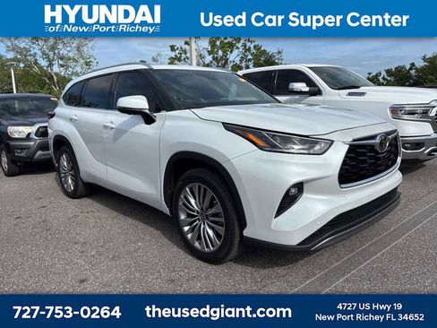 Used 2023 Toyota Highlander Platinum image 4