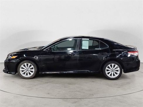 Used 2018 Toyota Camry LE image 2
