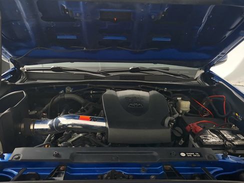 Used 2017 Toyota Tacoma TRD Sport AWD/4WD image 31
