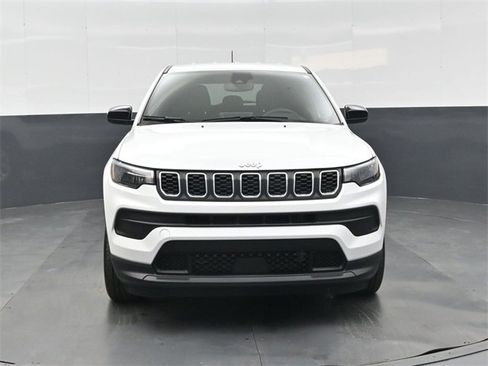 Used 2025 Jeep Compass Sport image 9