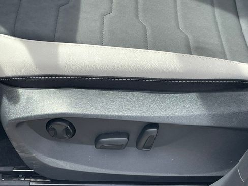 Used 2025 Volkswagen Taos SE image 4